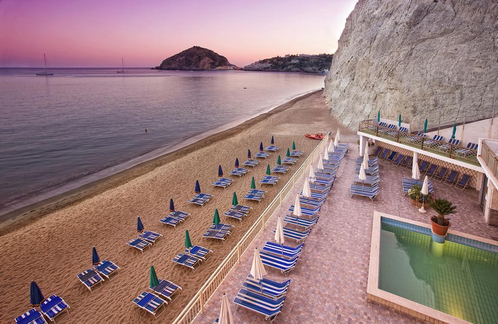 Hotel Vittorio Beach Resort Barano dʼIschia Habitación foto
